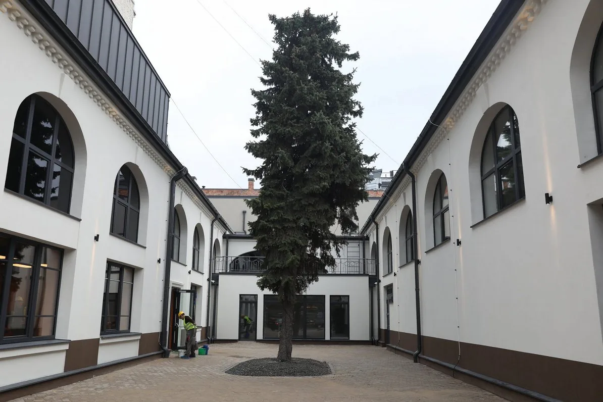 Latvijas leļļu teātris, Kr. Barona iela 16/18 un Elizabetes iela 81, Rīga